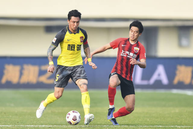 2022年1月4日，广州队球员张琳芃（左）与上海海港队球员胡靖航在比赛中拼抢。