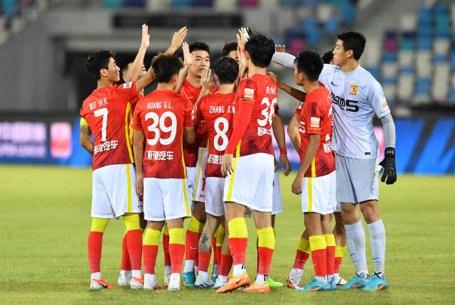 2022年8月7日，广州队球员在比赛开始前互相鼓励。