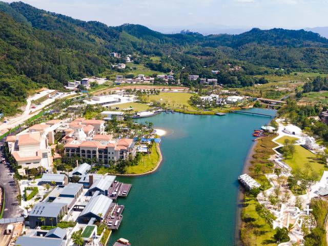 春沐源里的酒店采用地中海欧式风格设计，建在小镇的湖边，靠山而居。