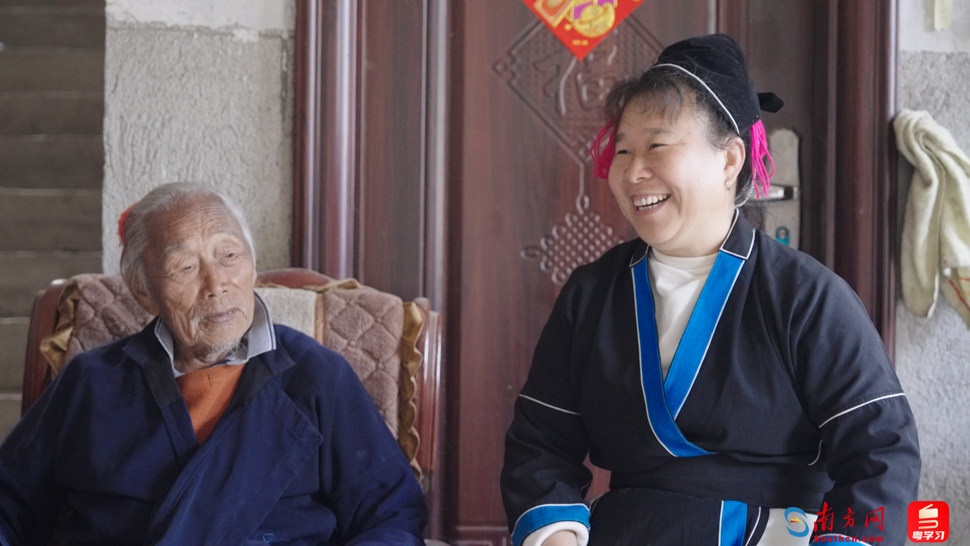 房奕玲经常走村入户，用瑶语与老人们话心声。