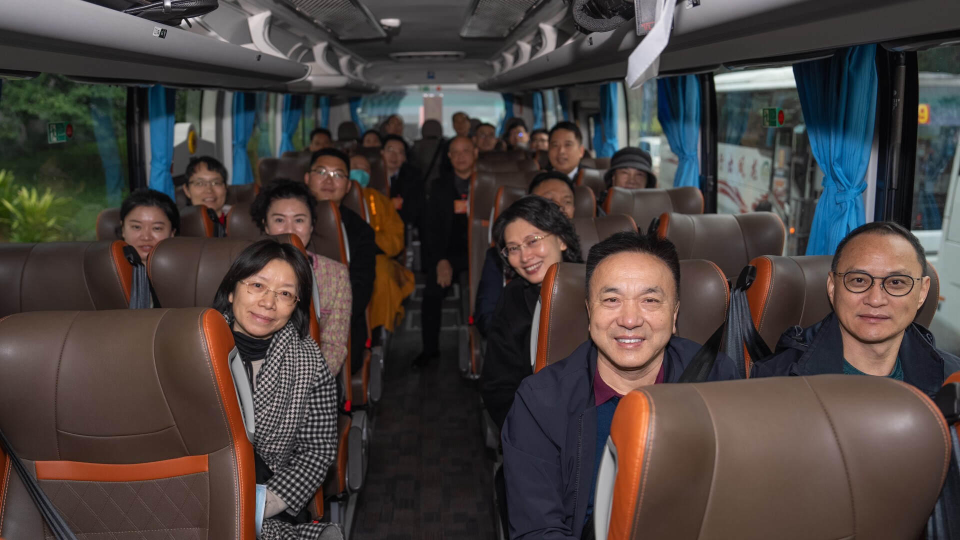 Guangdong NPC deputies leave for Beijing