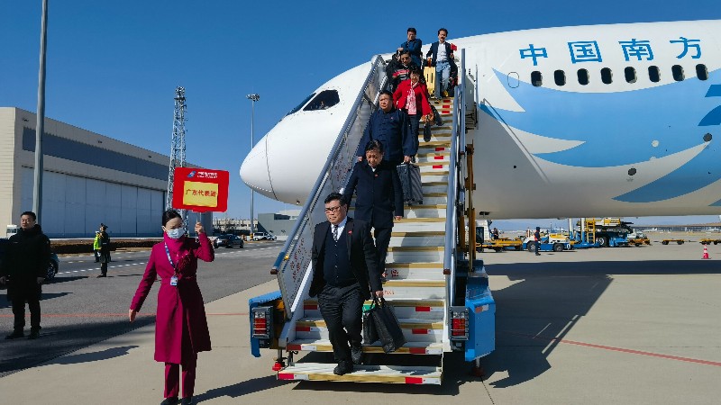 肩负重托、怀揣良策 住粤全国政协委员抵京参会