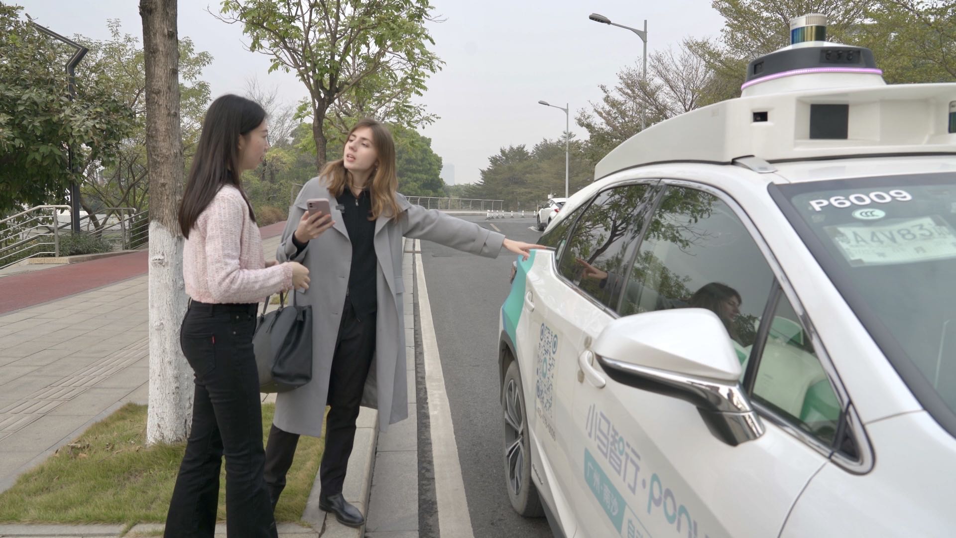 与外国小姐姐一起体验南沙无人驾驶出租车Inside a futuristic driverless taxi in Guangzhou