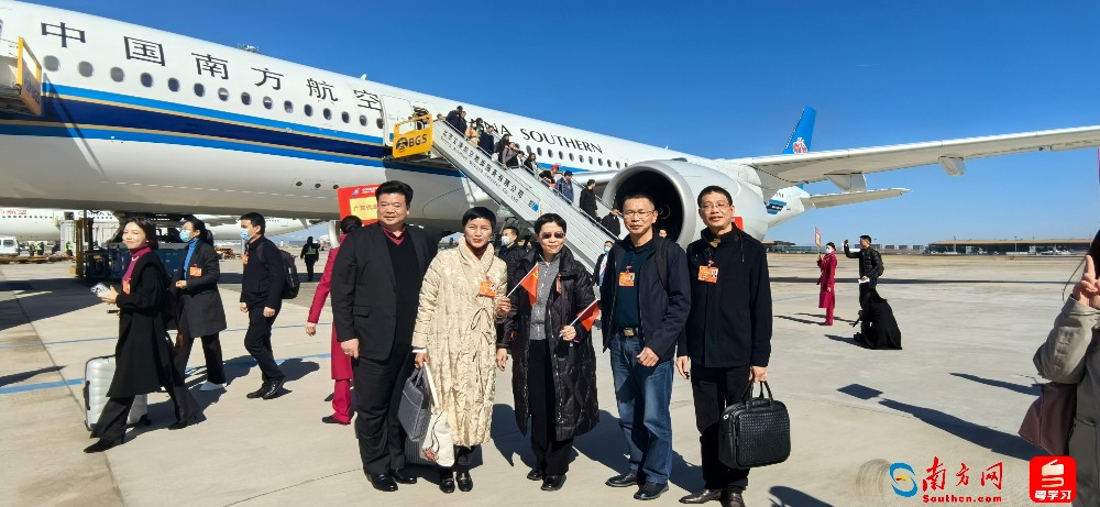 148名在粤全国人大代表抵达北京。 摄/王昊