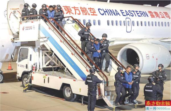1月30日，在云南昆明长水机场，10名缅北重大犯罪嫌疑人被成功押解回国。 新华社发