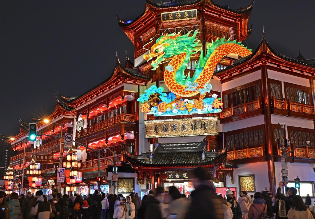 1月21日，游客在豫园商城的街道上赏灯。新华社记者 刘颖 摄