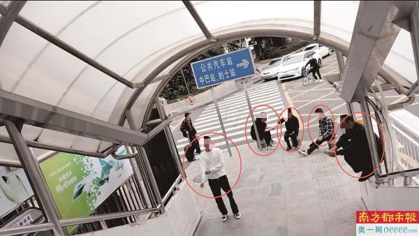 呐喊路天桥下正在期待出车的私车司机(画圈)。