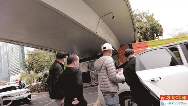 头戴红色帽的喜仔将父女俩劝上车,收下300元车资。