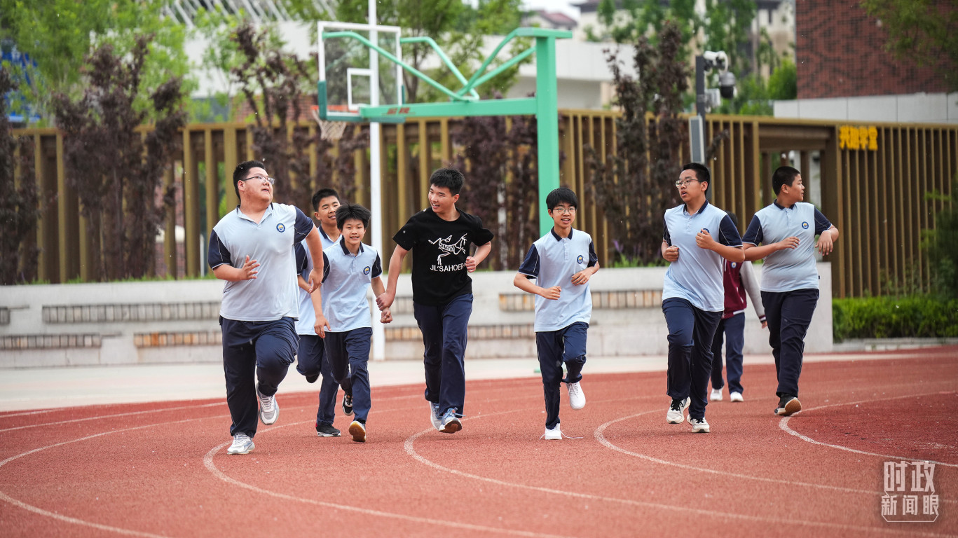 容东安置区的雄安容和红杰初级中学内，中学生在操场练习长跑。（总台国广记者李晋拍摄）