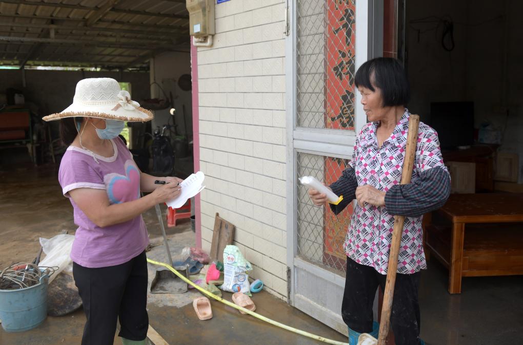 6月19日，在受灾严重的广东省梅州市平远县泗水镇大新村，工作人员向村民发放蜡烛。新华社记者卢汉欣 摄