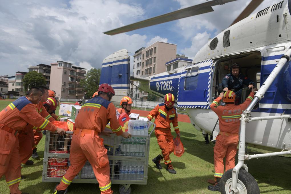 6月19日，救援人员将救灾物资搬上直升机，准备运往受灾严重的广东省梅州市平远县泗水镇大新村。新华社记者卢汉欣 摄