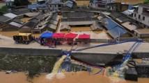 大水退去,梅江临河村庄加紧抽水排涝 大水退去,梅江临河村庄加紧抽水排涝
