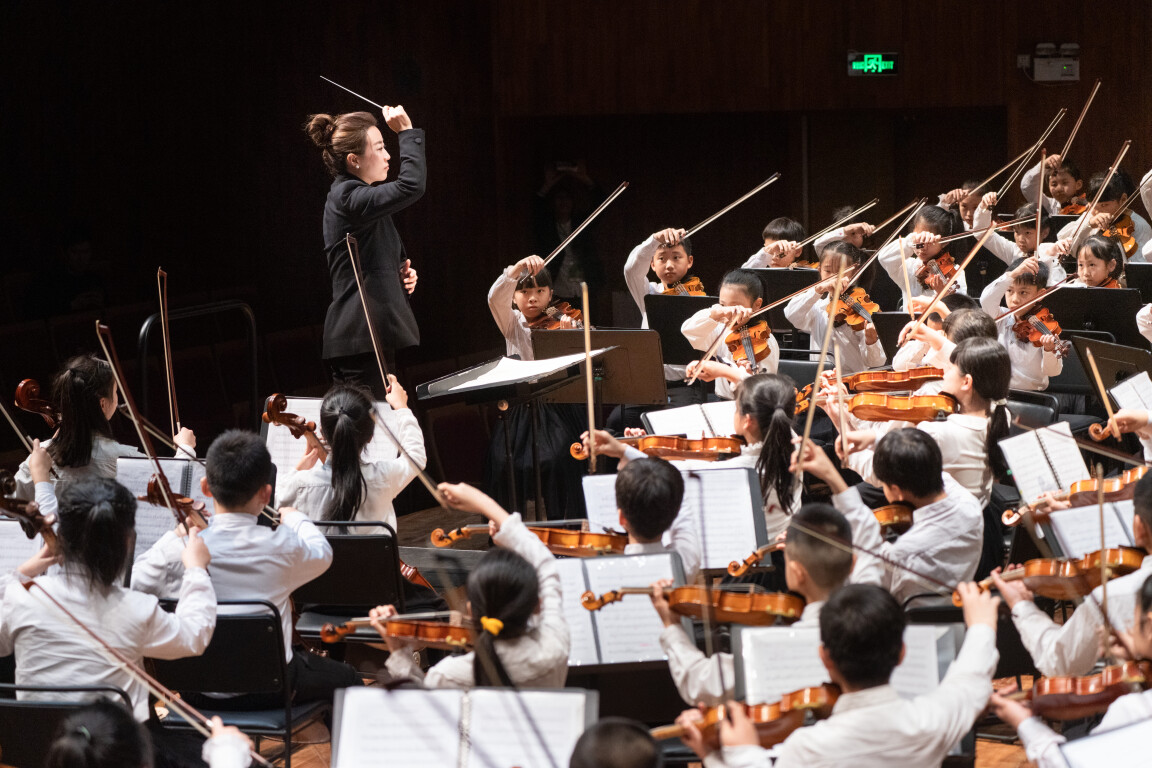 广青交音乐总监景焕执棒少年基础班学员以交响乐团的形式演出。