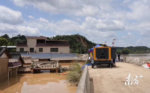 有关部门正协调更多设备前往蔚彩村进行抽水工作。