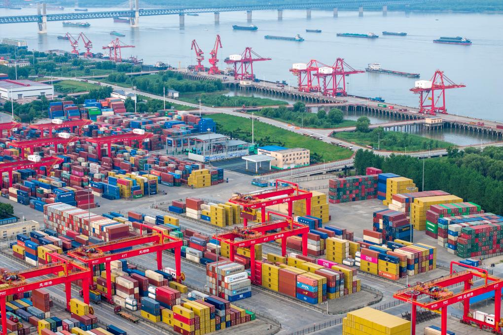 5月26日拍摄的安徽芜湖港朱家桥港区国际集装箱码头（无人机照片）。新华社发（肖本祥 摄）