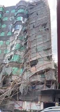 广州一楼房脚手架倒塌 被困人员已救出