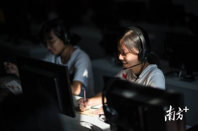 2019年9月19日，在潮汕职业技术学院上课的第一天，晓婷笑容满面，阳光正好打在她的脸上。