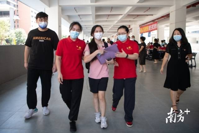 2022年8月28日，杨晓婷到广东白云学院报到入学，老师与同学帮助她熟悉校园环境。