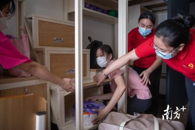 2022年8月28日，杨晓婷到广东白云学院报到入学，同学与室友帮助她熟悉宿舍环境。
