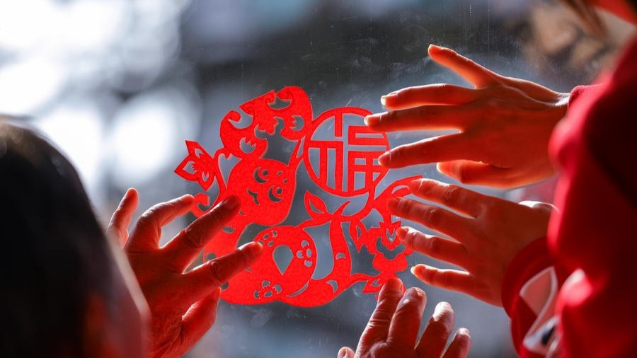 Chinese paper cutting master brings traditional art to global stage