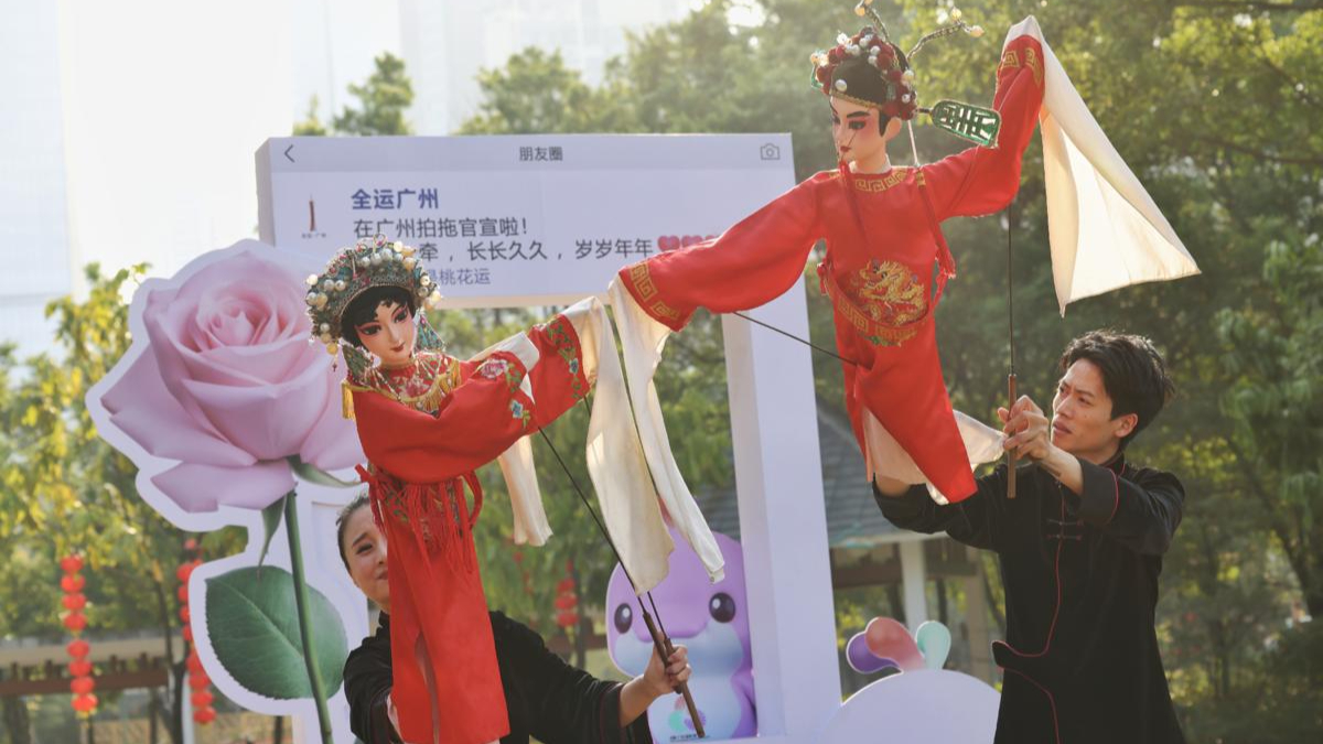 National Games photo booth opens in Guangzhou for couples