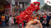 大年初一:穿新装过大年,醒狮助兴闹新春 大年初一:穿新装过大年,醒狮助兴闹新春
