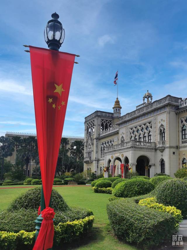 △曼谷总理府前的中国国旗。（总台央视记者黄京辉拍摄）