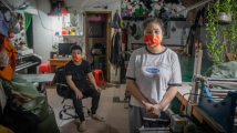 广州海珠龙潭片区居民:“大家互相帮助,渡过眼下难关” 广州海珠龙潭片区居民:“大家互相帮助,渡过眼下难关”