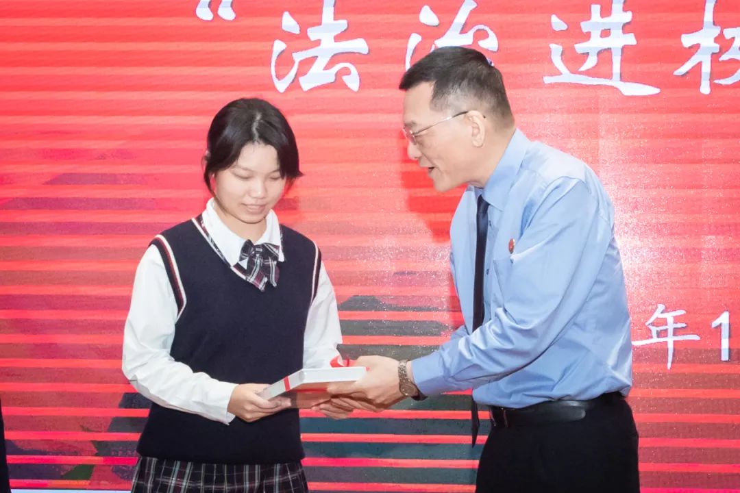 聘任仪式上，冯键代表广东省人民检察院向学校赠送法治教育图书。