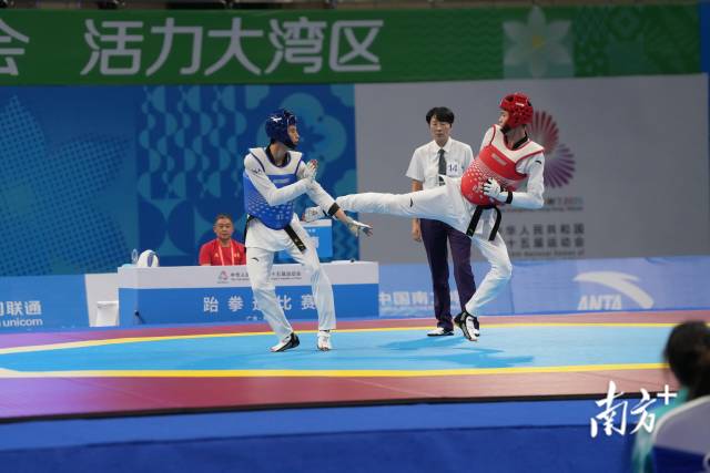  右一为黄科奋。