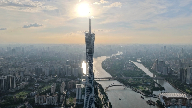 台风“桦加沙”过后，广州迎绝美蓝天白云和绚丽落日
