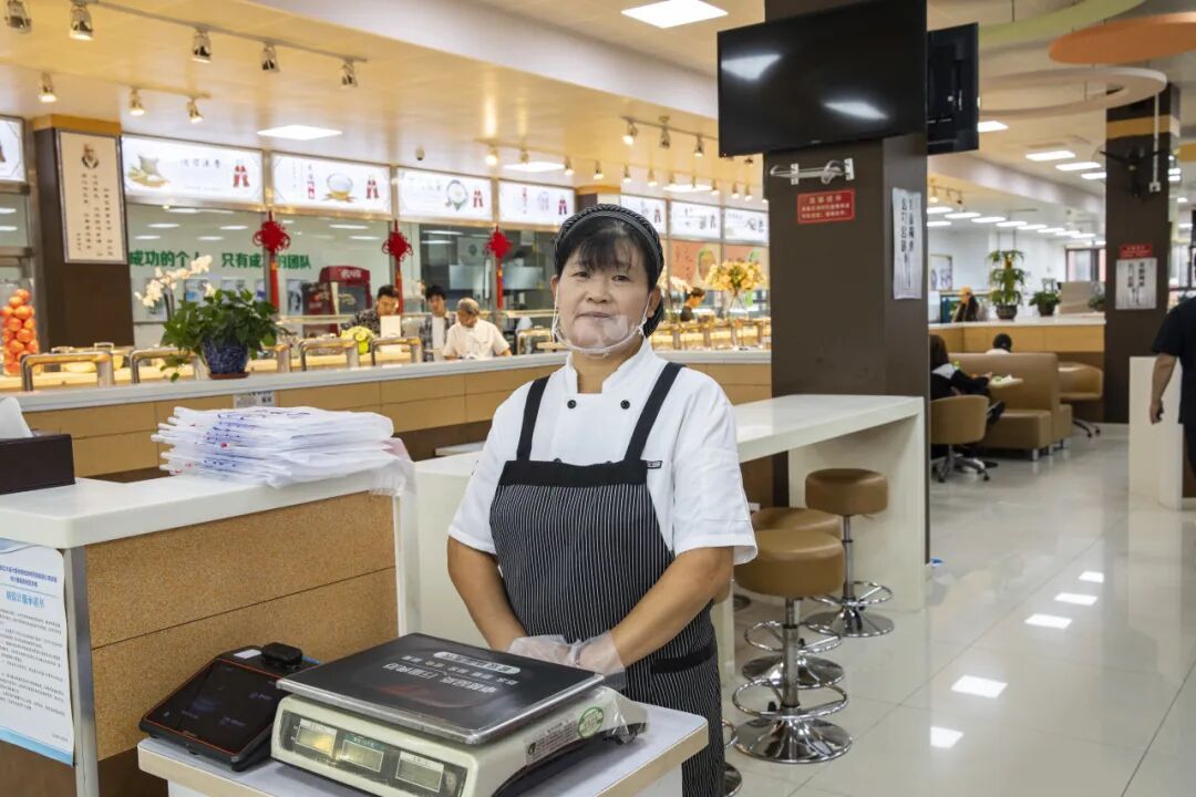 食堂阿姨的“1分钱”暗号，刷屏了！网友：建议授予“博士学位”！