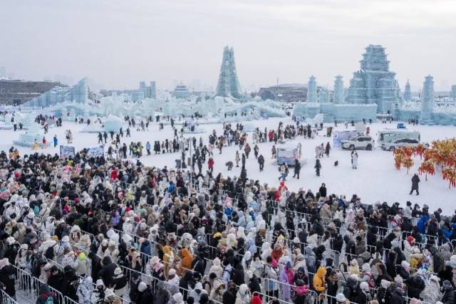 游客在哈尔滨冰雪大世界园区排队，等待体验超级冰滑梯。新华社发