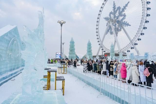 1月4日，在哈尔滨冰雪大世界园区内，游客观赏冰雕作品。新华社发