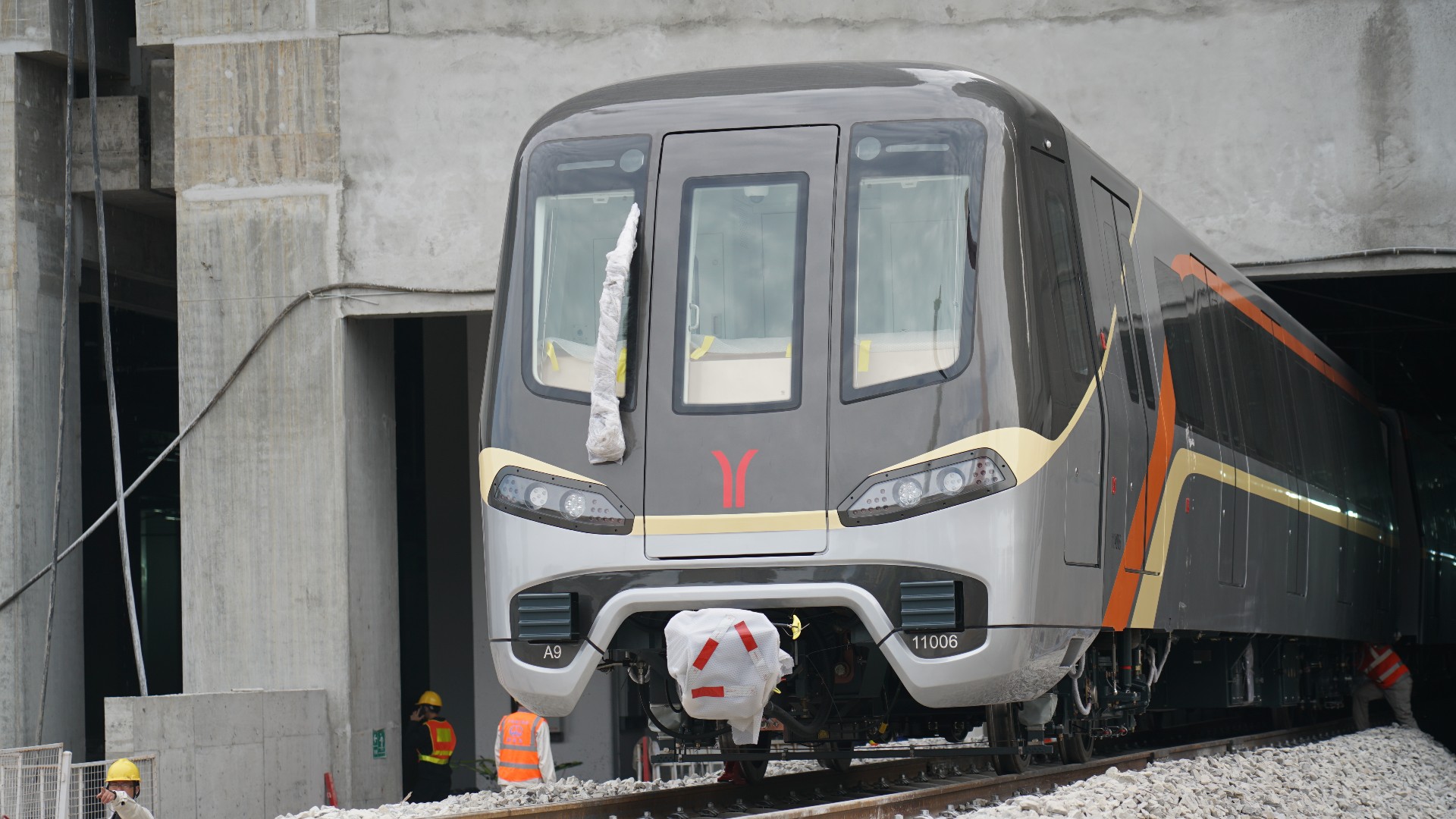 First train on Guangzhou Metro's first loop line arrives