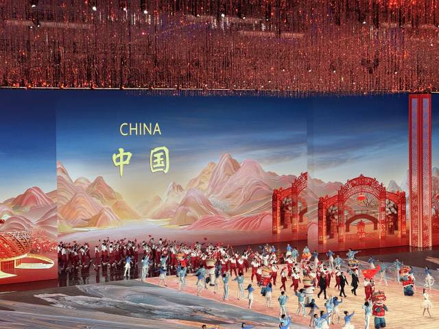 中国代表团入场。