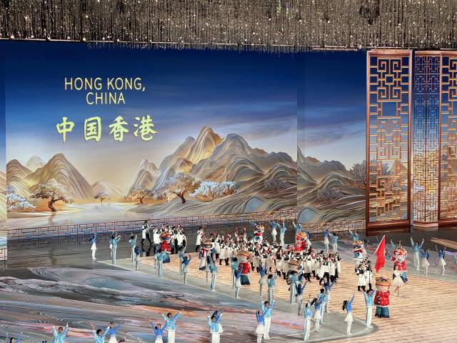 中国香港代表团进场。