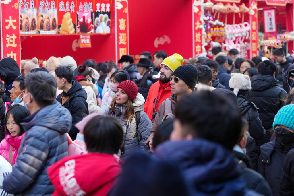 春节期间，两位来自西班牙的游客在北京地坛庙会游览。新华社记者 鞠焕宗 摄