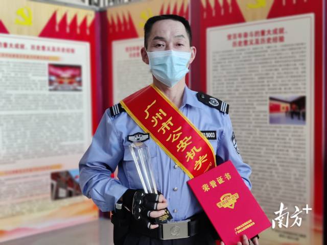 黄应成 