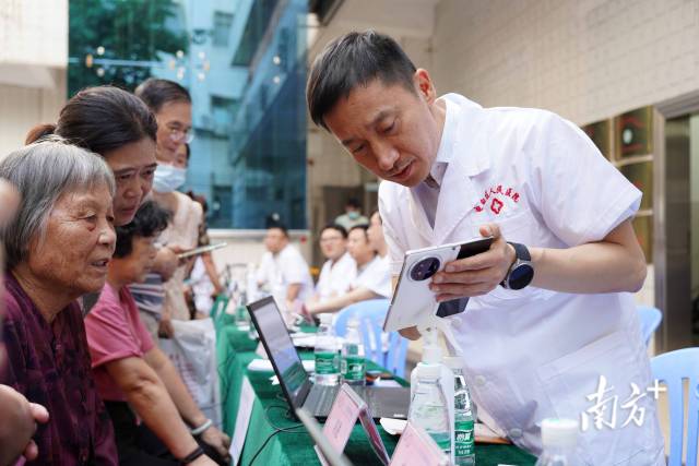 　　广东省人民医院骨科主任医师、广东省人民医院粤西医院（茂名市电白区人民医院）院长肖进在义诊现场为群众进行科普。