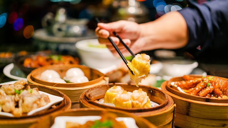 人均每日应该摄入多少能量？三部门发文倡导这样吃