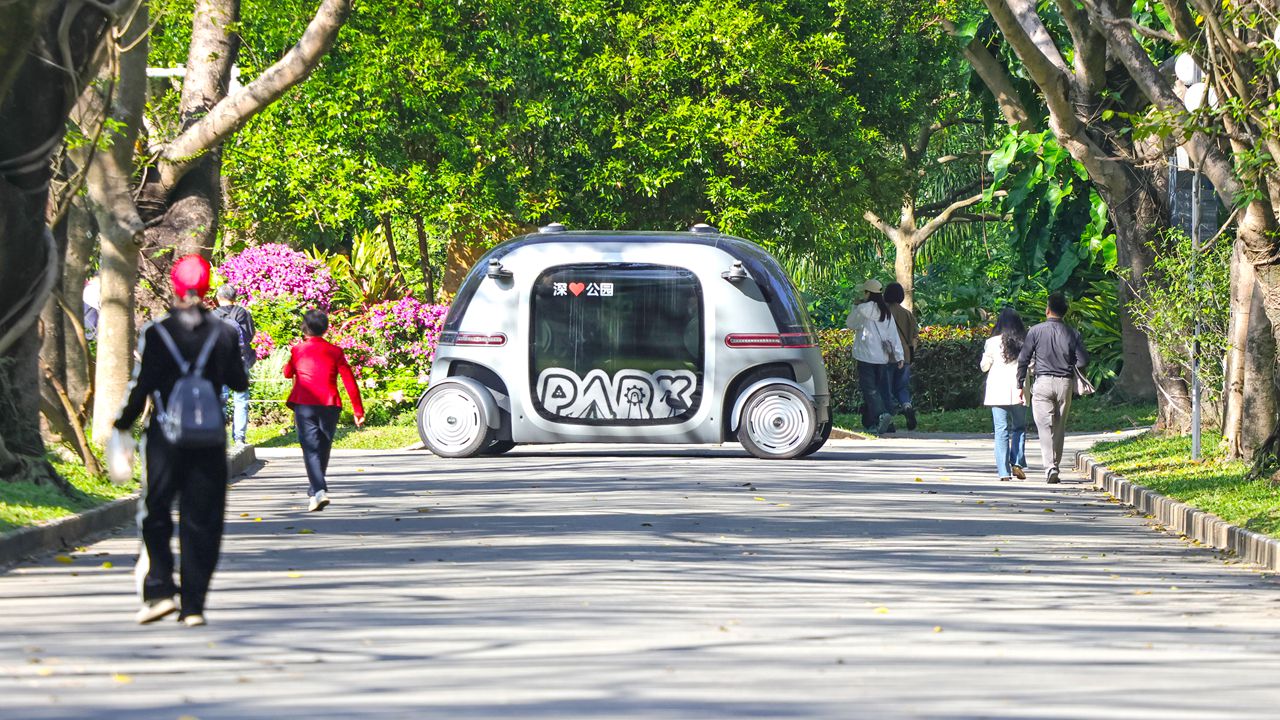 Autonomous sightseeing bus offers free rides in Lianhua Hill Park