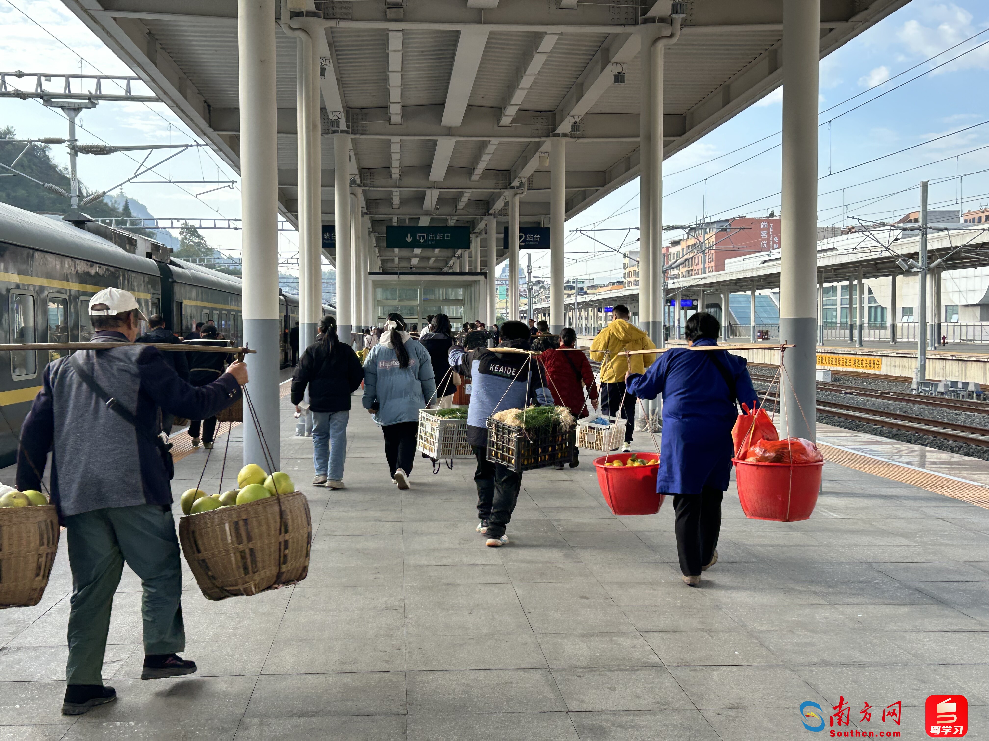 村民们到达铜仁站，前往卖菜地点。拍摄/杨政芳