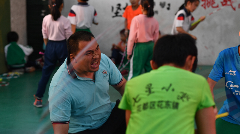 党代表回基层:让更多“麻雀村小”变“凤凰学校” 党代表回基层:让更多“麻雀村小”变“凤凰学校”