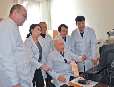 中国科学院中亚药物研发中心内，乌兹别克斯坦科学院前院长、中国科学院外籍院士肖开提·萨利霍夫（前）在指导实验。伊希莫夫摄