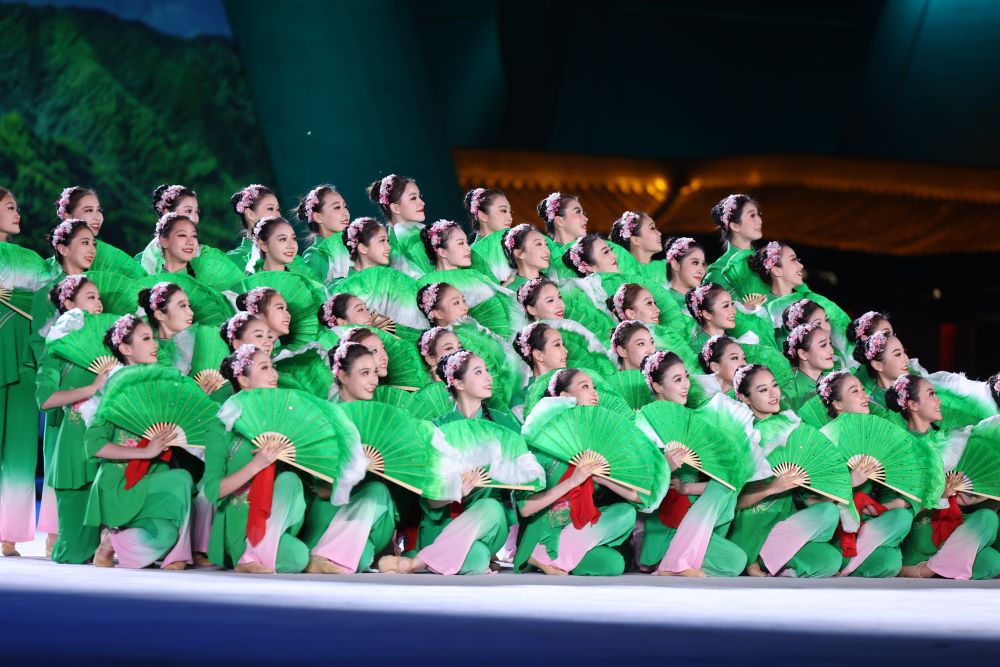 5月18日，演员在中国－中亚峰会文艺演出中表演。新华社记者 刘彬 摄
