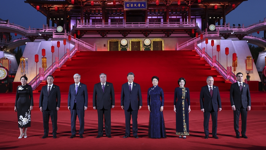 习近平和彭丽媛为出席中国－中亚峰会的中亚国家元首夫妇举行欢迎仪式和欢迎宴会并共同观看演出