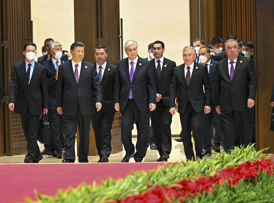 　　5月19日，中国－中亚峰会在西安国际会议中心成功举行，国家主席习近平同哈萨克斯坦总统托卡耶夫、吉尔吉斯斯坦总统扎帕罗夫、塔吉克斯坦总统拉赫蒙、土库曼斯坦总统别尔德穆哈梅多夫、乌兹别克斯坦总统米尔济约耶夫共同会见记者。这是习近平同中亚五国元首共同步入会场。新华社记者 李学仁 摄