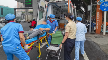 广州地铁站内的生死营救:AED救回心脏骤停老人 广州地铁站内的生死营救:AED救回心脏骤停老人