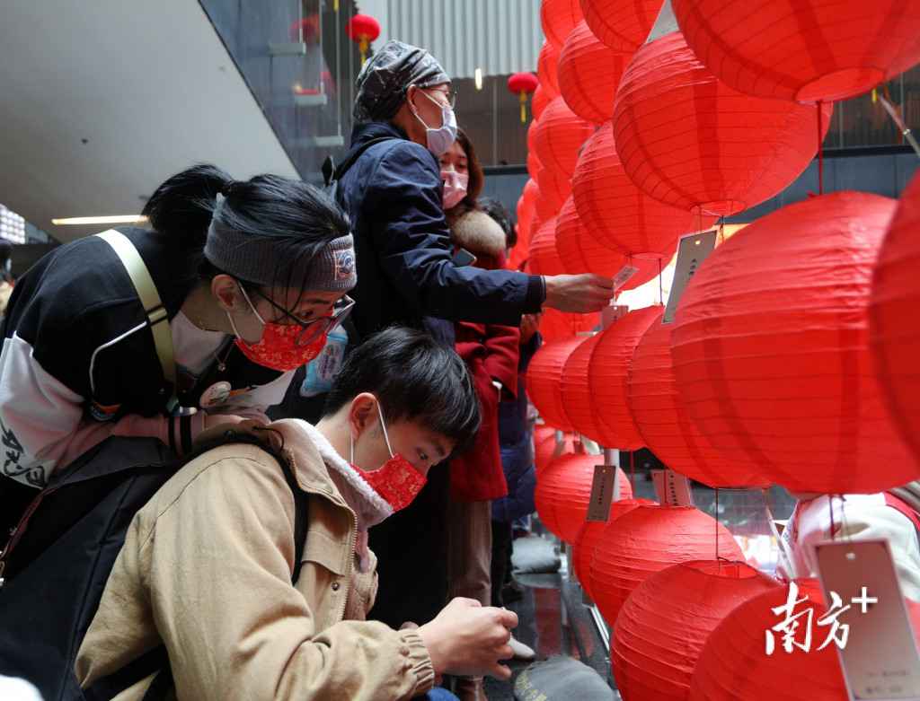 还将联动线上线下，推出“虎粤新春——2022年广东省博物馆春节系列活动”。 